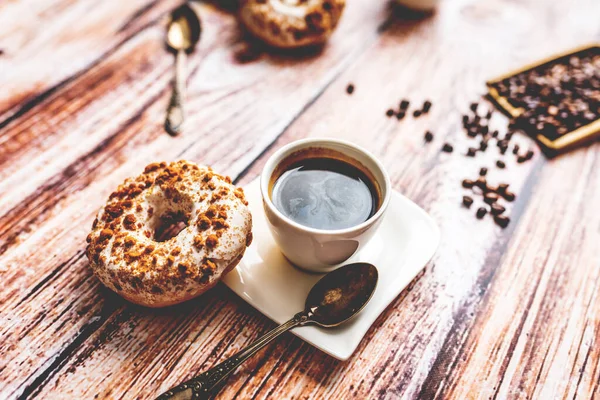 Witte Donut Met Chocoladebestrooiing Kopje Koffie Houten Tafel — Stockfoto