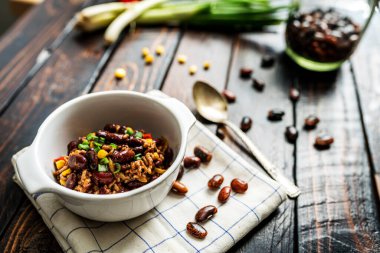 Meksika biberi ya da acılı makarna. Pişmiş fasulye, kıyma, kırmızı biber, mısır ve biber.