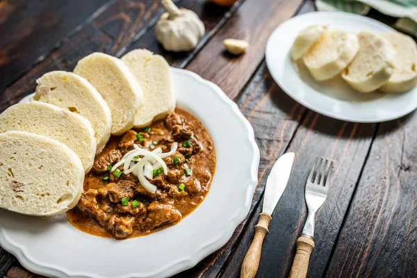 Traditionel Tjekkisk Gullasch Med Dumplings Træbord - Stock-foto