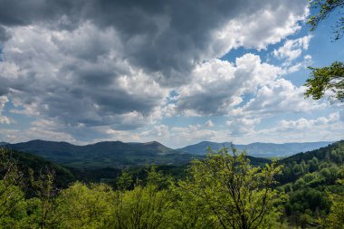 Gökyüzünde bulutlar olan Beskydy Dağı manzarası