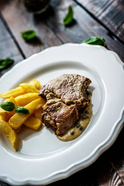 Cuello Cerdo Parrilla Con Salsa Pimienta Papas Fritas Mesa Madera —  Fotos de Stock