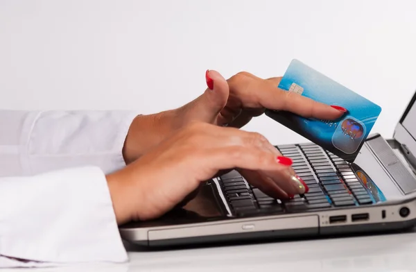 Credait card and laptop — Stock Photo, Image