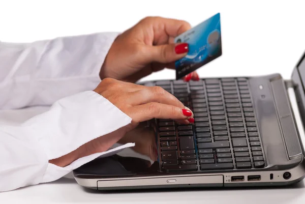 Cartão de crédito e laptop — Fotografia de Stock