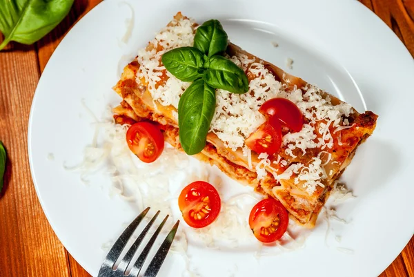 토마토와 이탈리아 라자 냐 — 스톡 사진