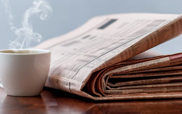 新聞とコーヒー — ストック写真