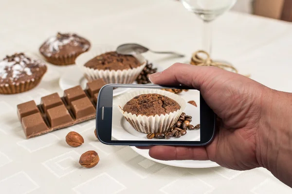 Man doen foto cacao muffin — Stockfoto