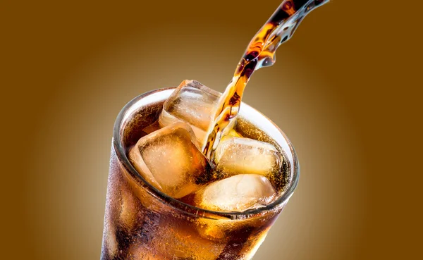 Cola med is — Stockfoto