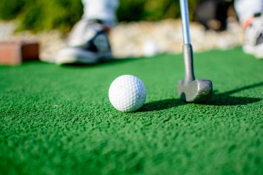 Yeşil üzerine golf topu