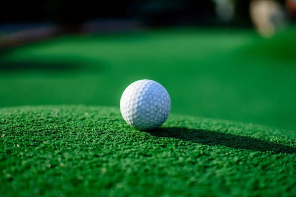 Pelota de golf en verde — Foto de Stock