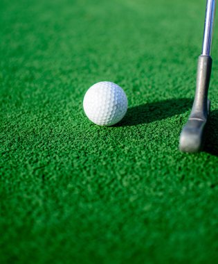 Yeşil üzerine golf topu