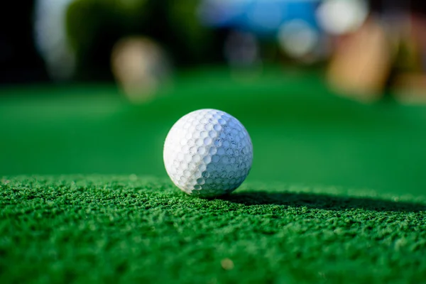 Yeşil üzerine golf topu — Stok fotoğraf