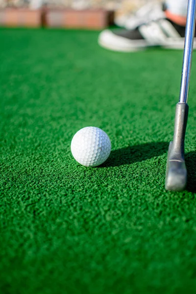 Pelota de golf en verde —  Fotos de Stock