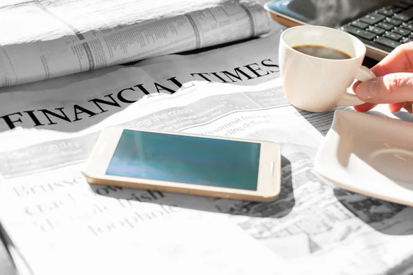 Zeitung mit Kaffee — Stockfoto