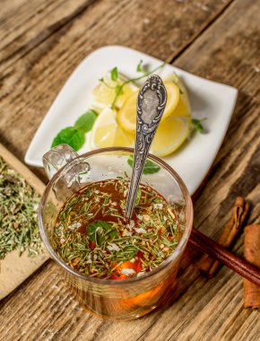 Bir fincan bitki çayı.