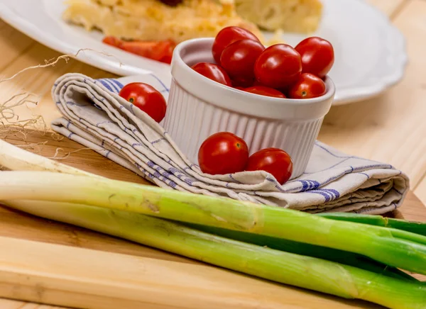 Tomate cereza en la mesa — Foto de Stock