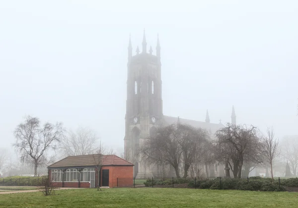 Kerk In de mist - Manchester Verenigd Koninkrijk — Stockfoto