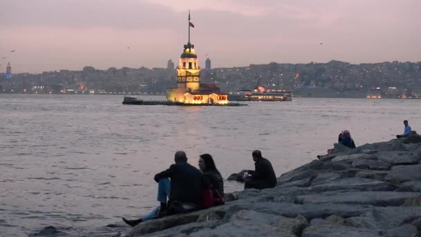 Ludzie Siedzący Nad Morzem Boshporus Wieżą Kiz Kulusi Tle Stambuł — Wideo stockowe