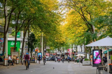 Viyana Avusturya - 26 Eylül 2019. Mariahilfer sokağı Viyana 'nın ünlü alışveriş caddelerinden biridir..