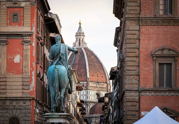 Duomo και το άγαλμα του Ferdinando — Φωτογραφία Αρχείου