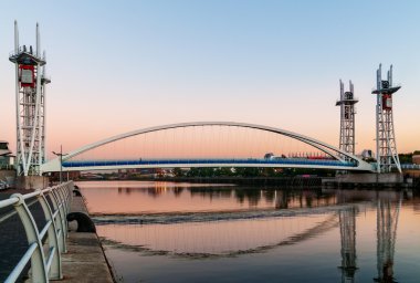 Yaya köprüsü salford quays