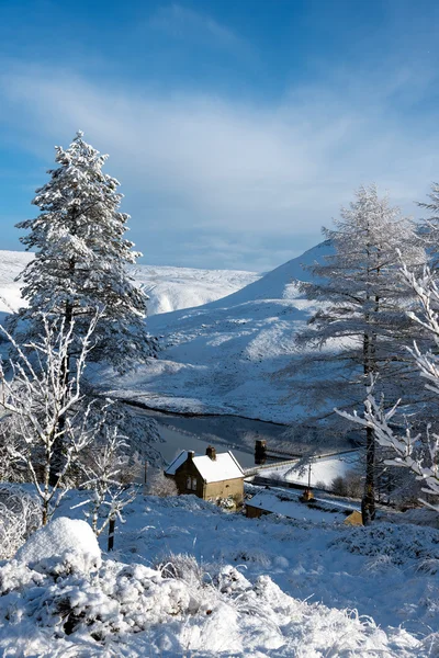 Campagne britannique couverte de neige blanche. Peak distric, Royaume-Uni — Photo