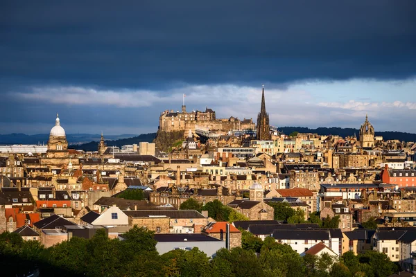 Edinburgh castle på skyline — Stockfoto