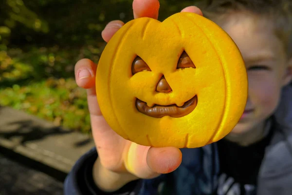 Aranyos Gyerek Kezében Halloween Sütőtök Keksz Csokoládé Közelkép Halloween Koncepció — Stock Fotó