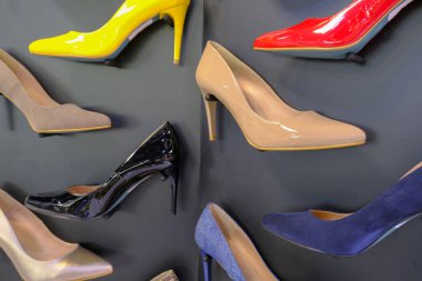 kırmızı, sarı, siyah, kahverengi, mavi ve bej ayakkabılar mağazanın vitrininde. Moda tarzı ayakkabılar..