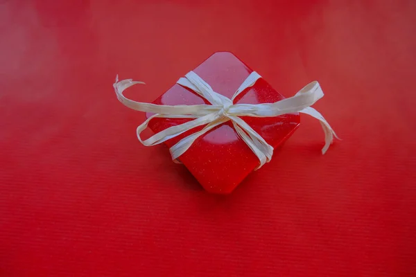 Rote Geschenkbox Mit Weißer Schleife Nahaufnahme Auf Rotem Hintergrund Geschenkt — Stockfoto
