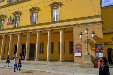 Ekim 2020 Parma, İtalya: Kraliyet Tiyatrosu. Güneşli bir günde Teatro Reggio, faturaları öde, aylaklar