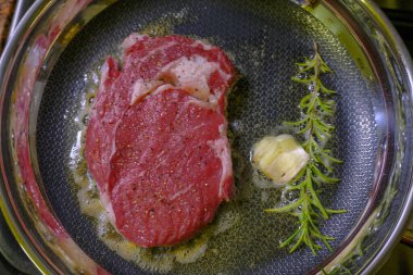 Sarımsaklı ve biberiyeli taze kıymalı kızartma. Yemek pişirme süreci