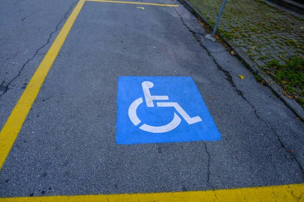 Behindertenparkplatzschild Großaufnahme Auf Der Straße Ansicht Von Oben Verkehr — Stockfoto