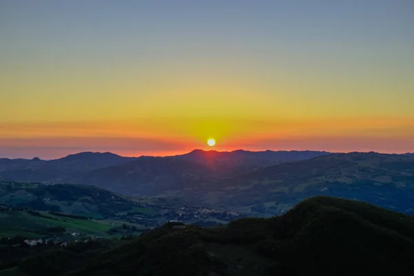 Sol Vermelho Nascendo Sobre Céu Colorido Montanhas Paisagem Nascer Sol — Fotografia de Stock