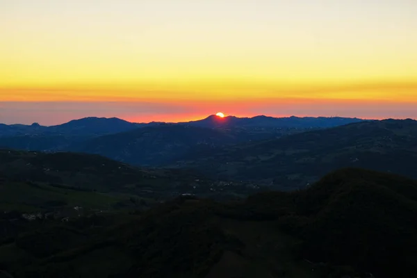 Sol Vermelho Nascendo Sobre Céu Colorido Montanhas Paisagem Nascer Sol — Fotografia de Stock