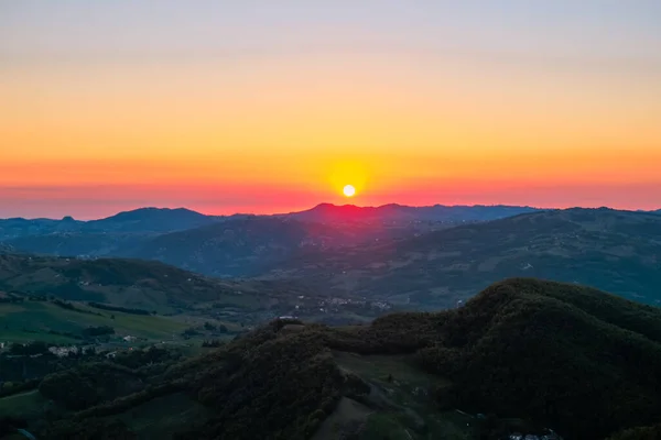 Sol Vermelho Nascendo Sobre Céu Colorido Montanhas Paisagem Nascer Sol — Fotografia de Stock