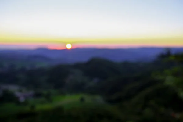 Desfocada Fora Paisagem Montanha Focada Sol Vermelho Nascendo Sobre Céu — Fotografia de Stock