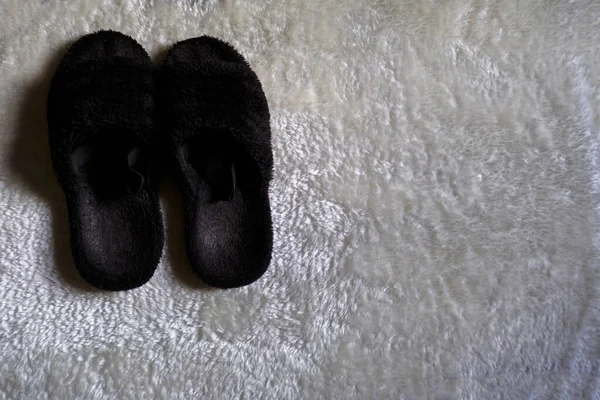 Black Fluffy Slippers Fluffy White Carpet Bedroom Top View Home — Stock Photo, Image