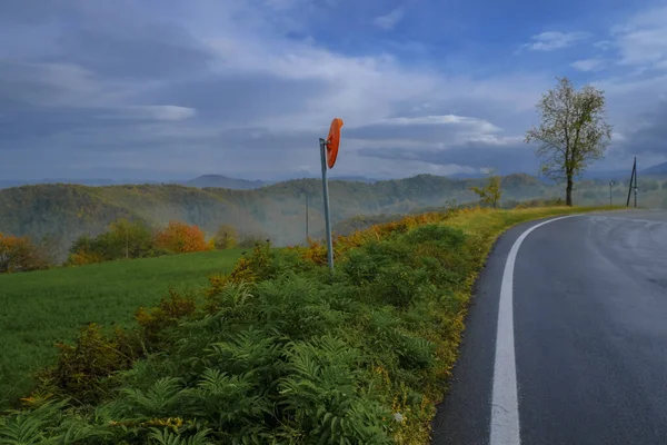 Estrada Curvilínea Através Montanhas Espelho Estrada Céu Nublado Infra Estrutura — Fotografia de Stock