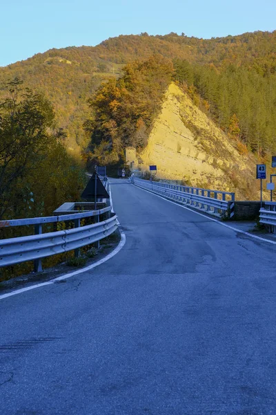 Camino Curvilíneo Las Montañas Otoño Través Luz Del Atardecer Conducir — Foto de Stock