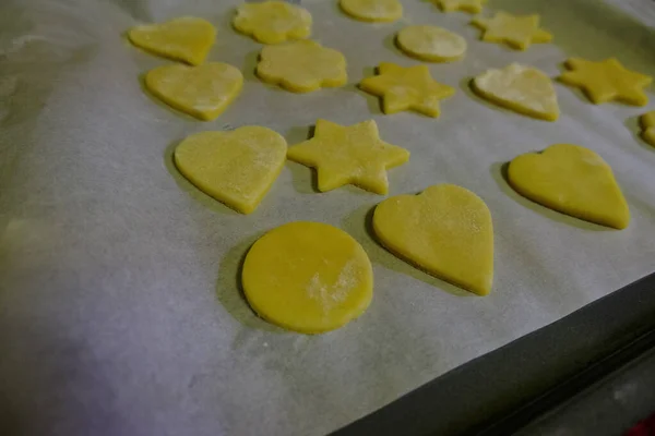 Cerrar Galletas Pastelería Diferentes Formas Papel Hornear Primer Plano Horno — Foto de Stock