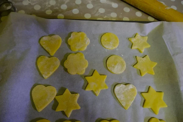 Cerrar Galletas Pastelería Diferentes Formas Papel Hornear Bandeja Hornear Cerca — Foto de Stock