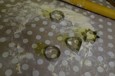 Pişirme, un, ahşap rulo hap ve pişirmeye hazır metal kesikler. Pişirme kavramı