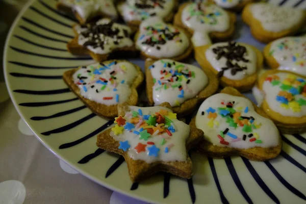 Galletas Jengibre Forma Estrella Con Glaseado Colorida Decoración Azúcar Primer — Foto de Stock