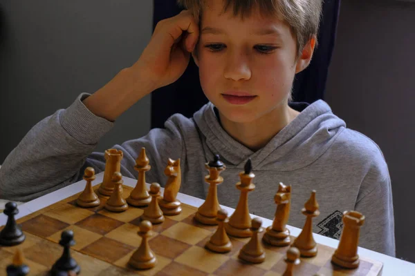 Blond Kaukasiska Pojke Tänker Ett Nästa Schack Drag Spela Schack — Stockfoto