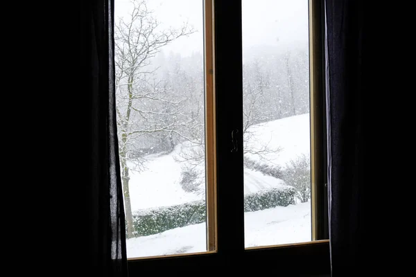 Fensterblick Mit Blauen Vorhängen Über Winterliche Berge Bäume Und Grauen — Stockfoto