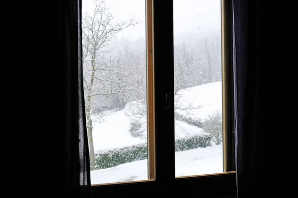 Vista Ventana Con Cortinas Azules Través Montañas Invierno Árboles Cielo — Foto de Stock