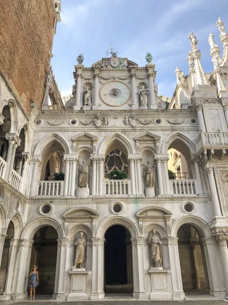 Август 2018 Венеция Италия Архитектура Собачьего Дворца Палаццо Дукале Туристами — стоковое фото