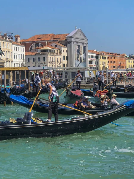 Август 2018 Венеция Италия Гондольеры Лодках Туристами Через Здания Море — стоковое фото