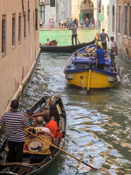 Август 2018 Венеция Италия Гондольеры Лодках Туристами Зданиям Каналам Голубому — стоковое фото