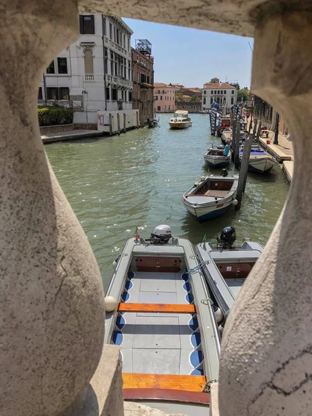Август 2018 Венеция Италия Вид Через Мраморный Забор Канал Полный — стоковое фото